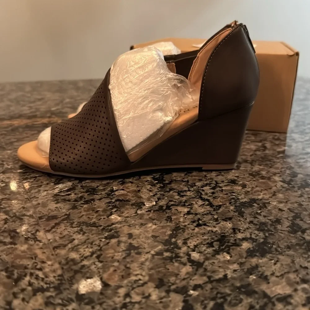 Journee Collection Aretha Brown peep toe wedge NIB 6